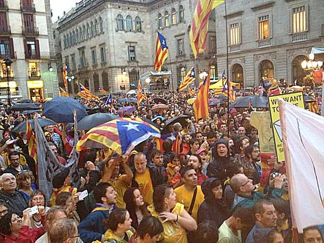 Una imatge de la concentració de la Plaça de Sant Jaume