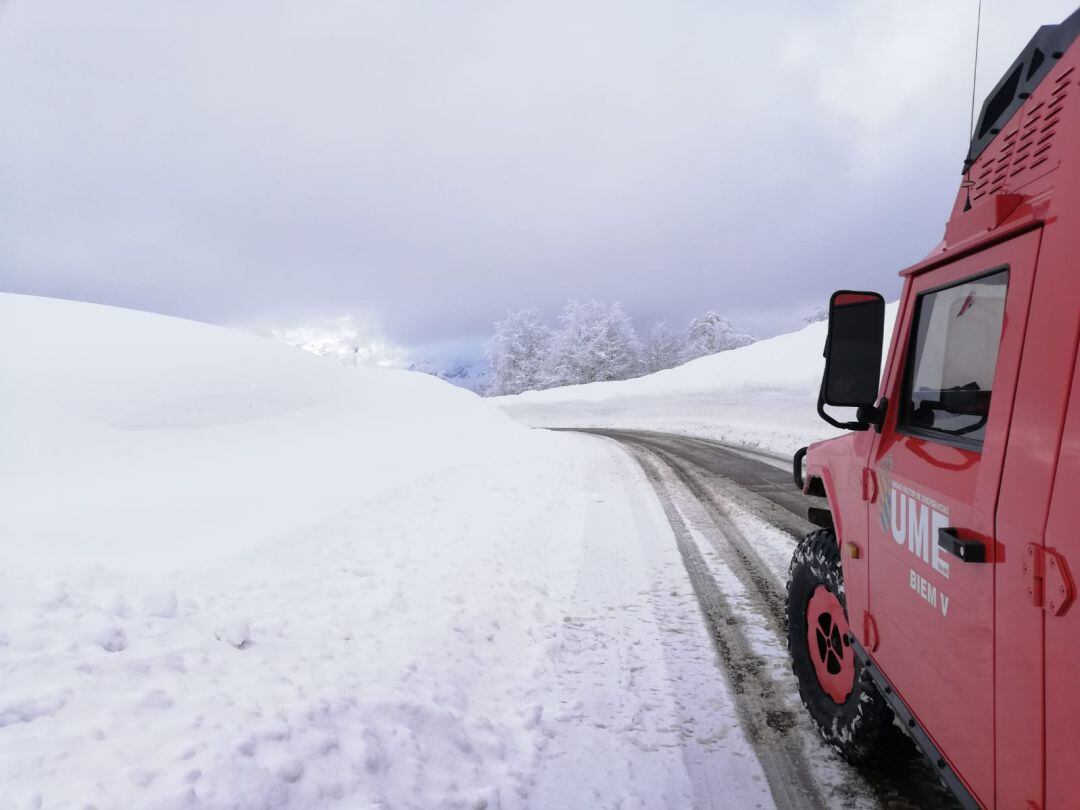 La UME realiza tareas de limpieza de la nieve acumulada en los accesos a las poblaciones más afectadas en la zona de Posada de Valdeón