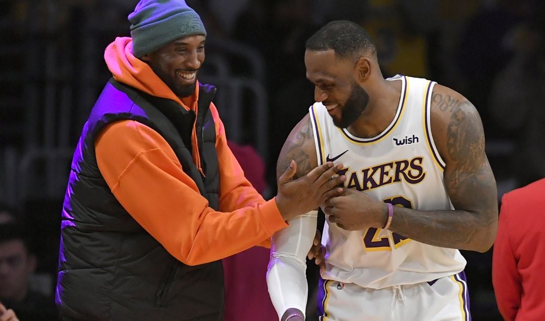 Kobe Bryant y LeBron James, en el partido entre los Lakers y los Mavericks.