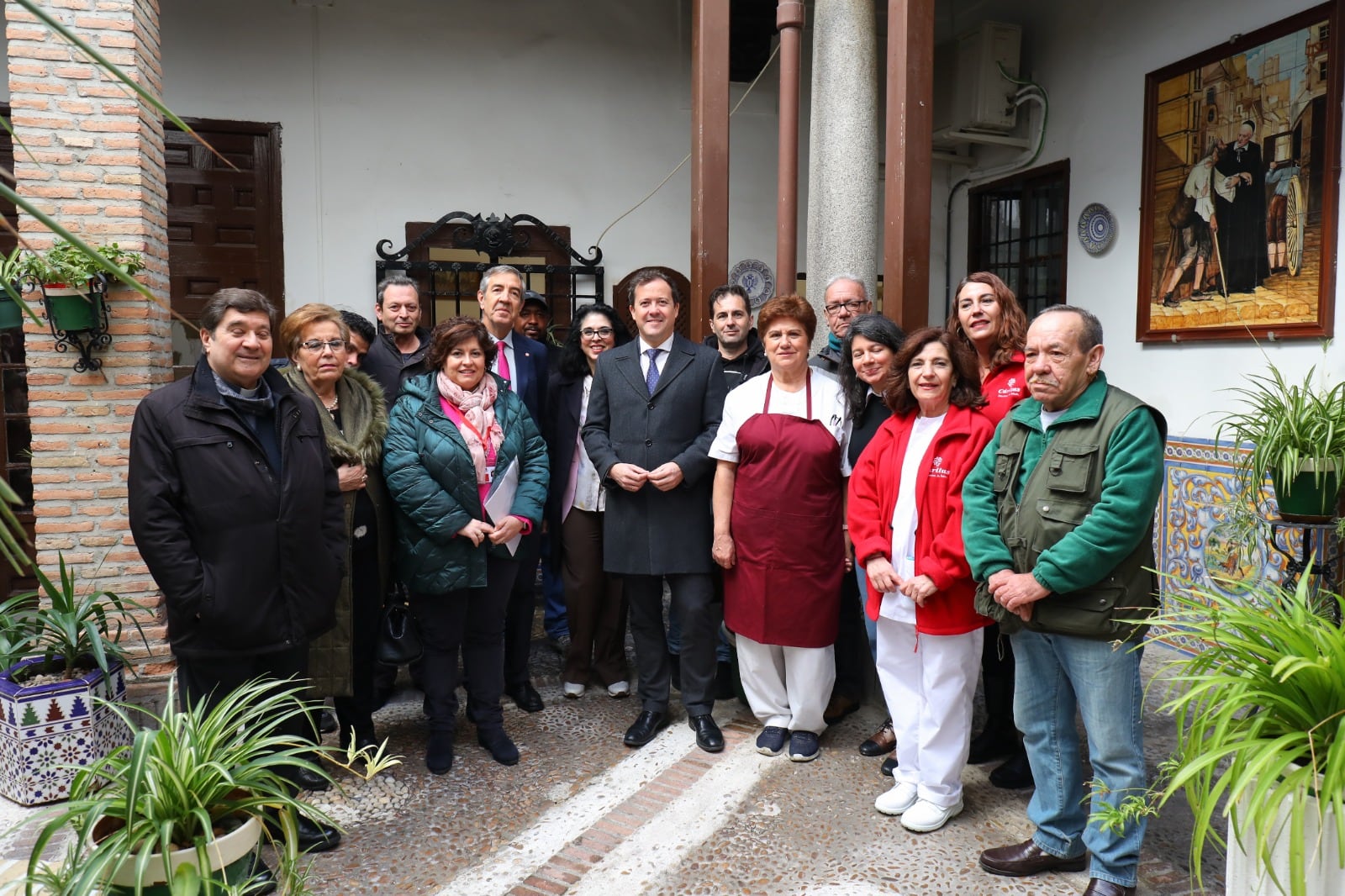 Visita del acalde de Toledo al albergue de Cáritas Diocesana