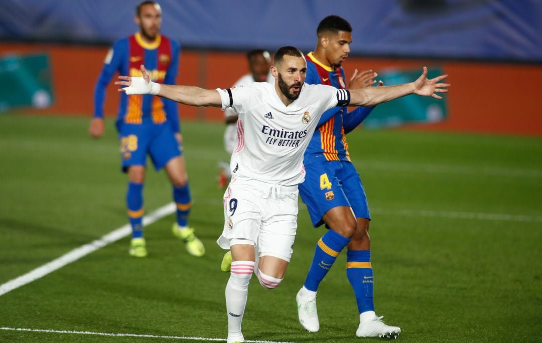 Benzema celebra un gol en su partido contra el FC Barcelona.