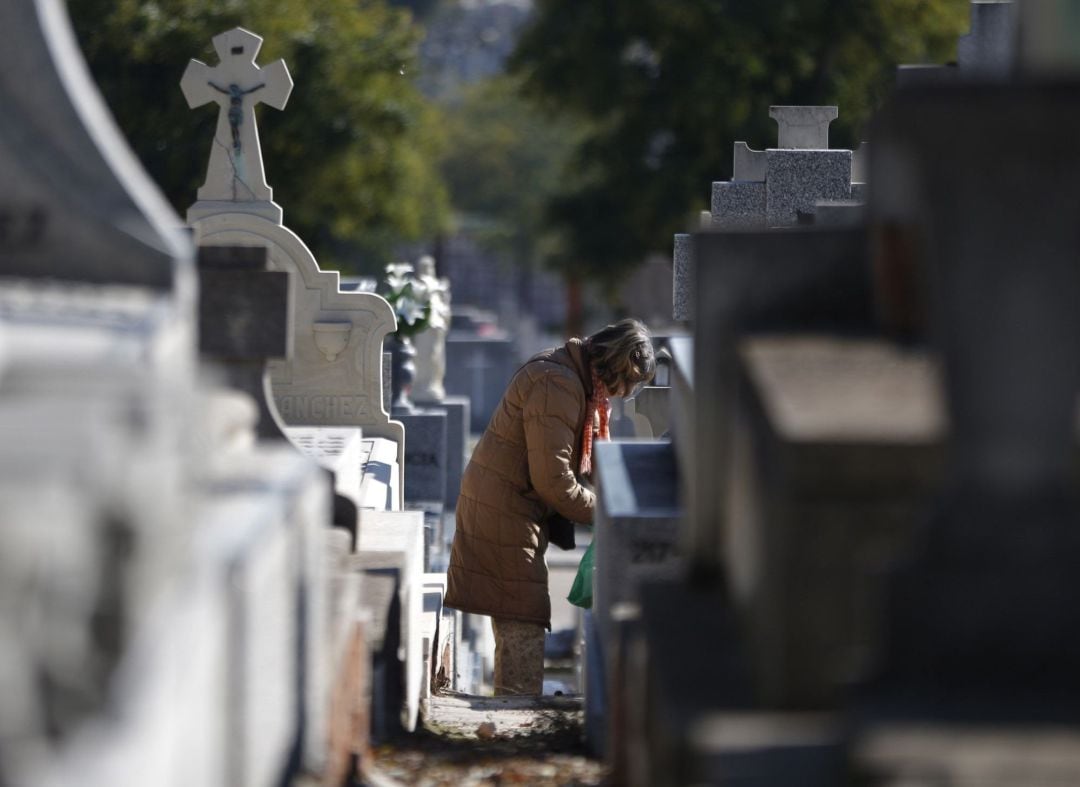 Cementerio de La Almudena en el día de Todos los Santos, en el que numerosas personas han acudido a visitar las tumbas de sus seres queridos