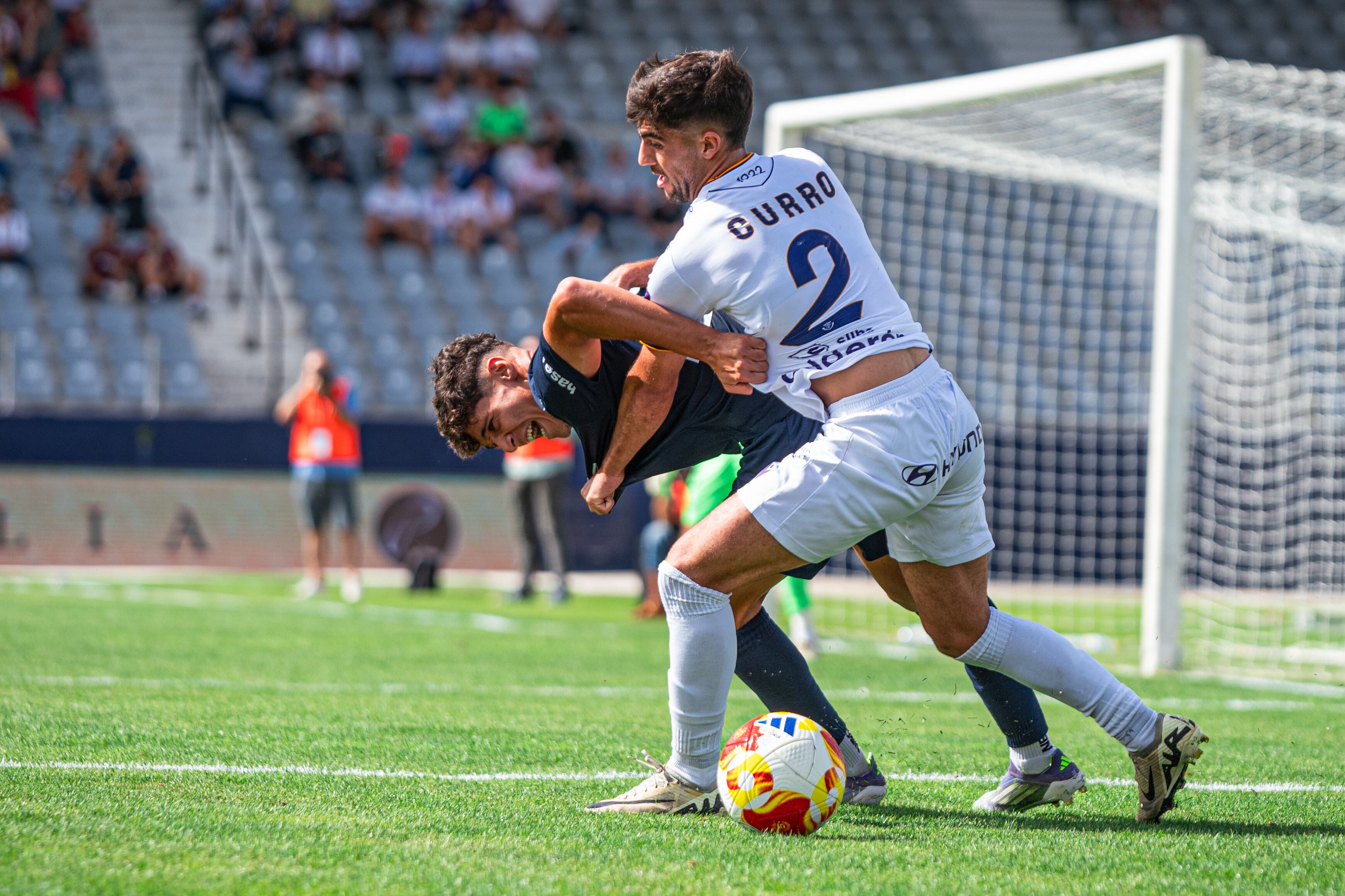 Curro, lateral del Real Jaén, intenta zafarse de un jugador de la UD Melilla.