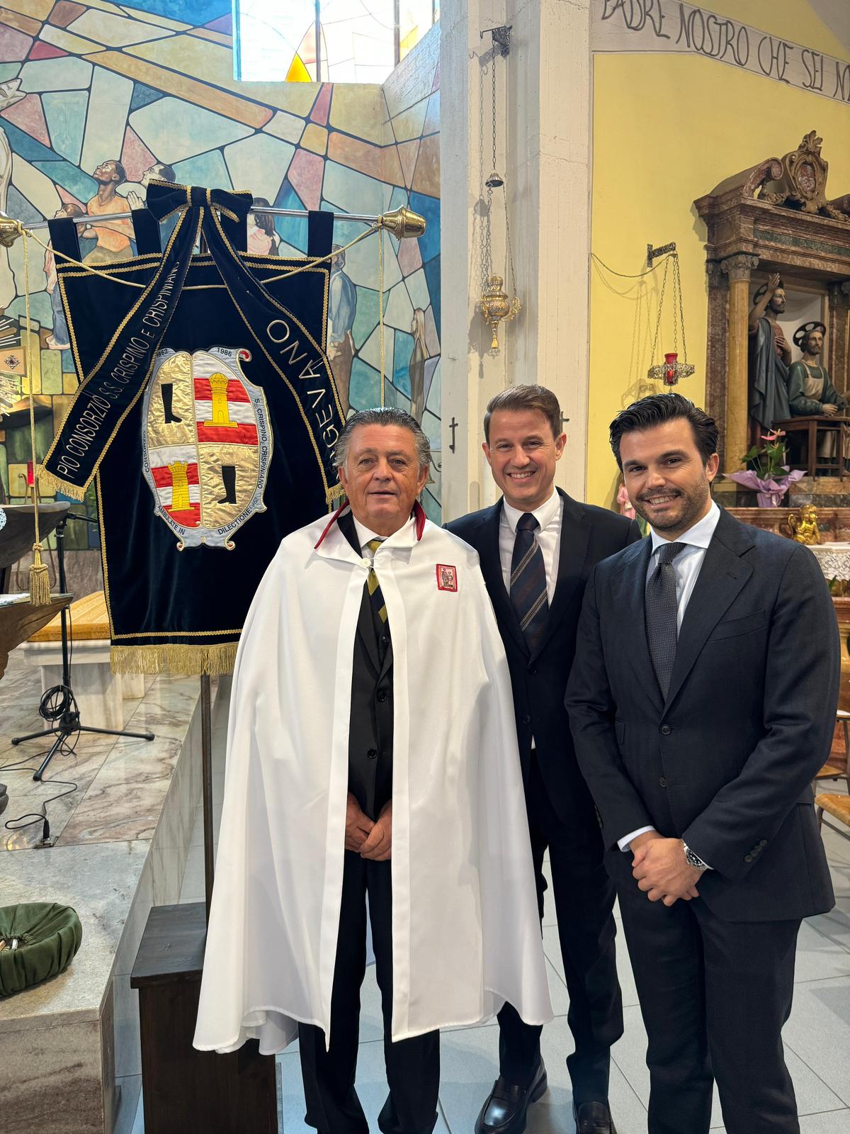 Enrique Esquitino recogiendo el premio y la capa en Italia con sus hijos Enrique y Daniel