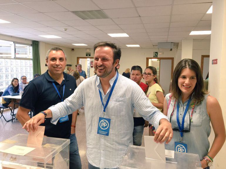 El Candidato del PP al Congreso, Pablo Ruz en el momento de votar