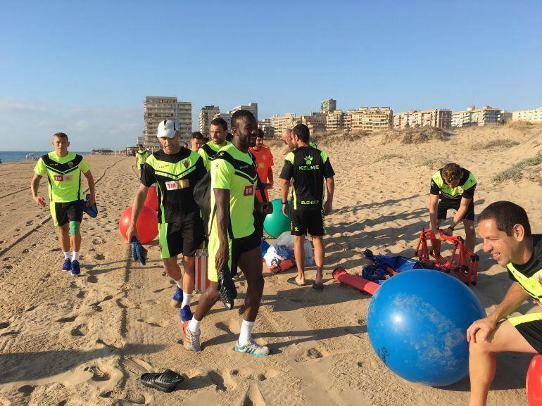 Jugadores del Elche en la playa de Arenales