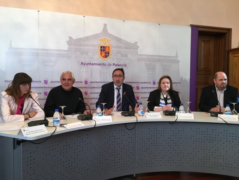 Firma del convenio entre el Ayuntamiento y cuatro asociaciones
