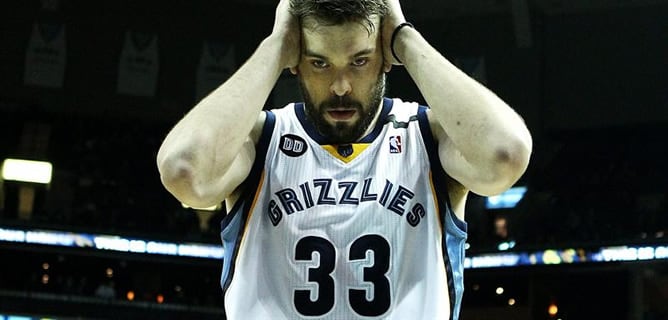 El jugador de los Grizzlies Marc Gasol, tras una jugada ante los Trail Blazers en el FedExForum de Memphis. Su equipo se ha impuesto 91-85.