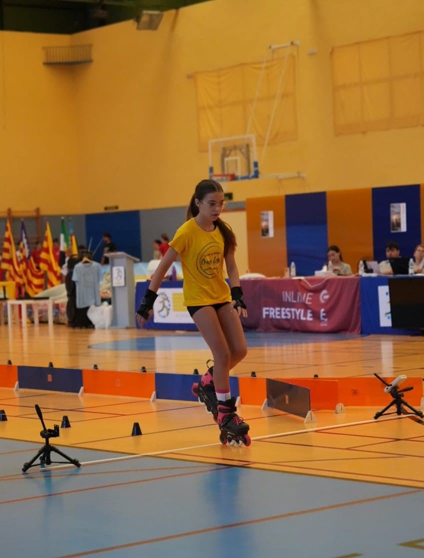 María demostrando sus habilidades en el campeonato.