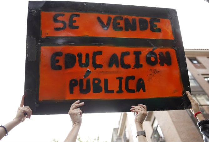 &quot;Se vende educación pública&quot;, dice uno de los carteles de los manifestantes