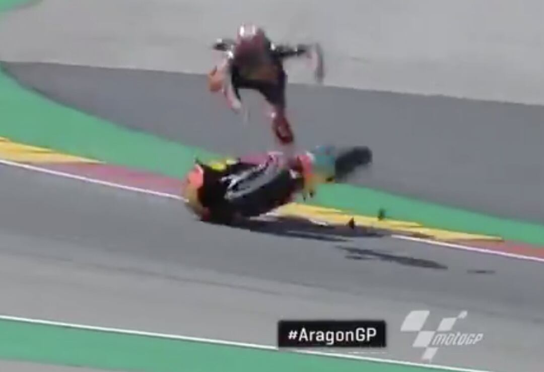 Pol Espargaró sufriendo la caída que lo deja fuera del circuito de Aragón