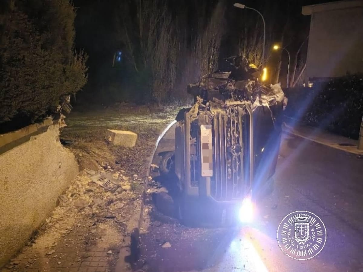 Choca contra un muro en Jaca y da positivo en la prueba de alcoholemia