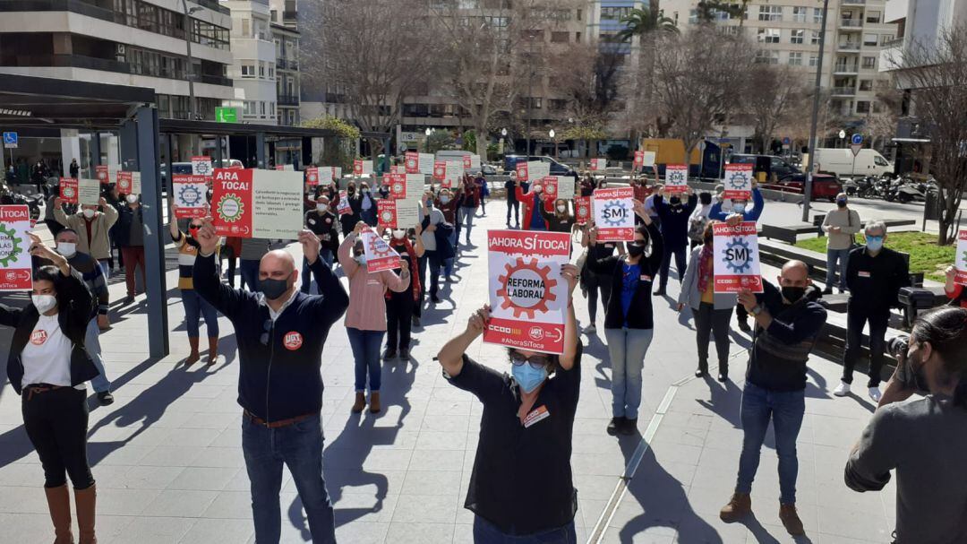 Comisiones y UGT han convocado una protesta ante la Subdelegación del Gobierno para exigir la subida del SMI y la derogación de la reforma laboral y de las pensiones.