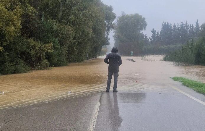 Carretera de acceso a Jimena de la Frontera inundada de agua tras el paso de la borrasca 'Francis' el pasado 4 de enero
