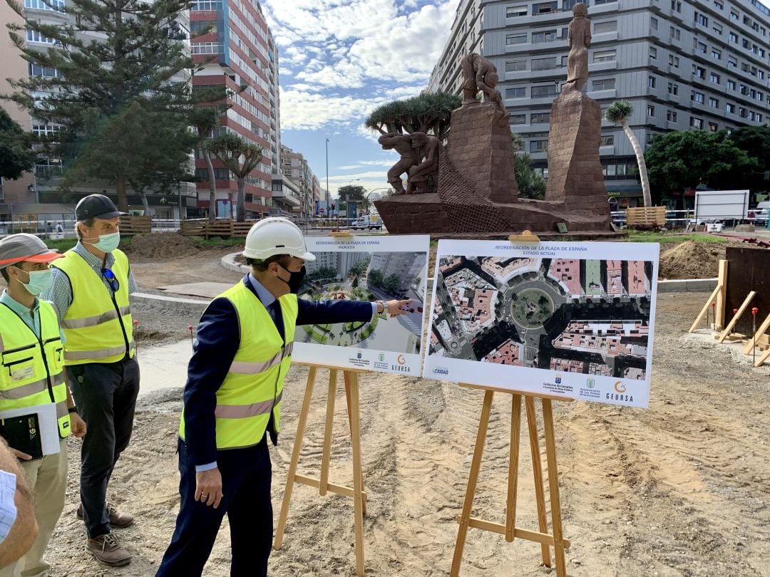 Augusto Hidalgo, alcalde de Las Palmas de Gran Canaria, visitando las obras de la Plaza de España