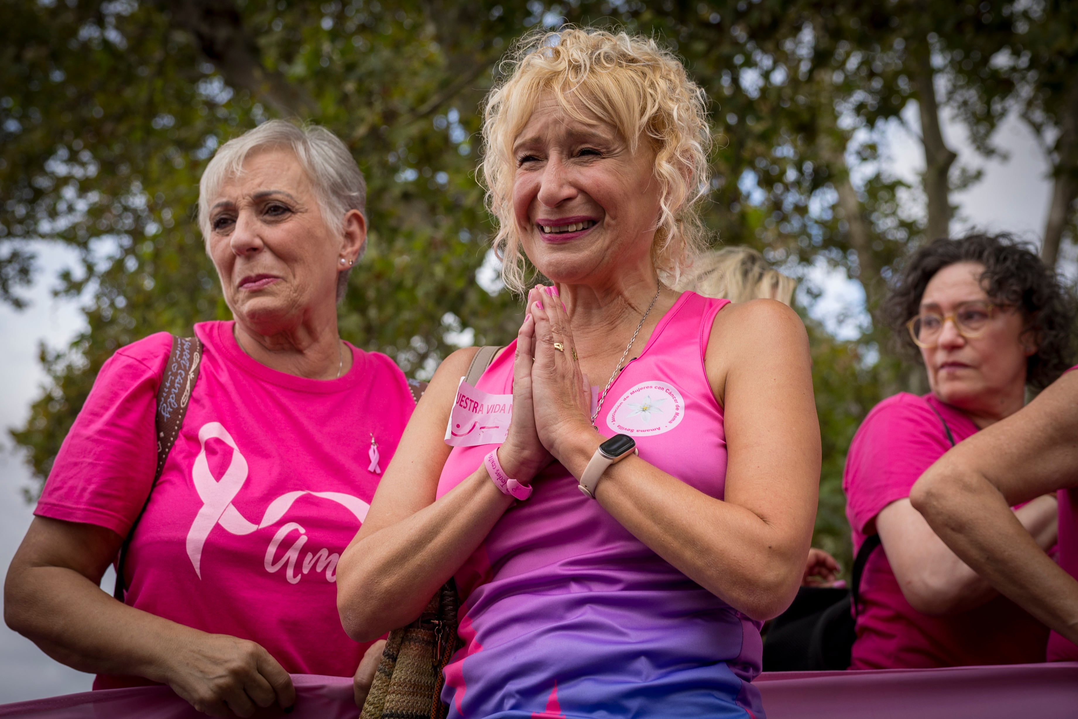 La presidenta de la Asociación Amama, Ángela Claverol, durante la concentración frente al Palacio de San Telmo, sede del Gobierno andaluz en Sevilla, en la que miles de personas, en su mayoría mujeres, han protestado por los fallos en el sistema de cribados del cáncer de mama en Andalucía.
