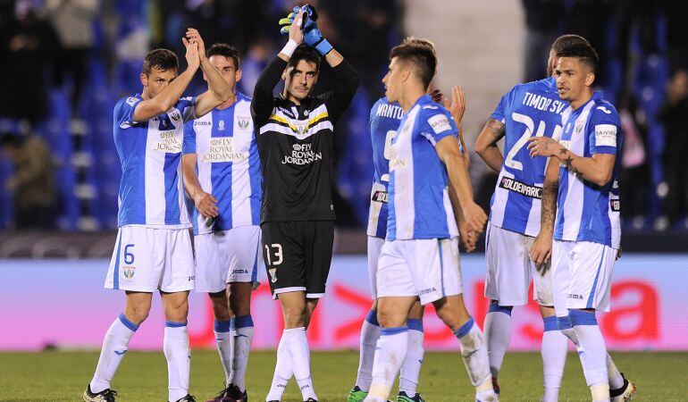 Los jugadores del Leganés agradecen el apoyo del público de Butarque en la victoria del lunes ante Osasuna