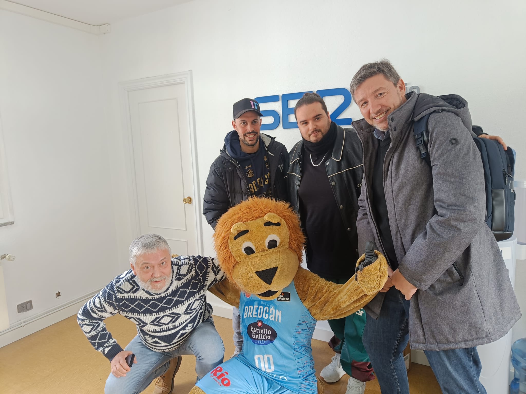 Pepe Seijo, Héctor González, Álex Gato y Marcos Fernández junto a Máximus en su visita a Radio Lugo