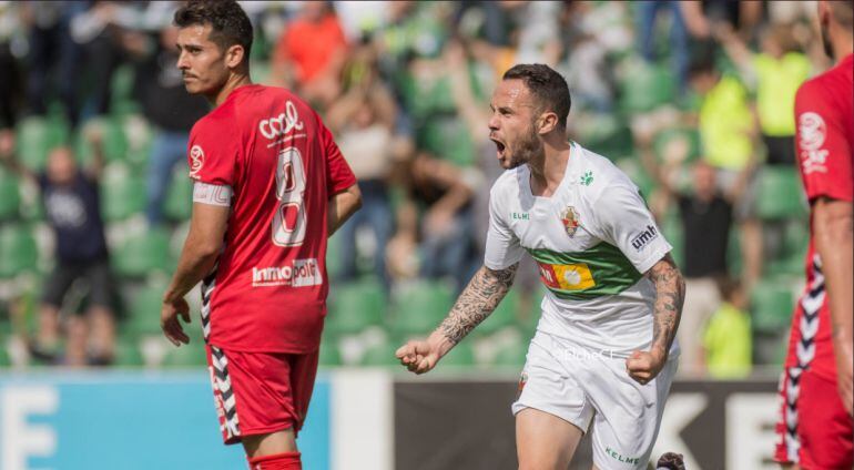 El jugador del Elche celebra el gol ante el Mérida.