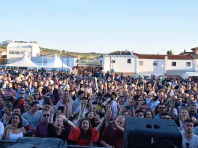 La actuacion de los distintos grupos contó con un público entregado