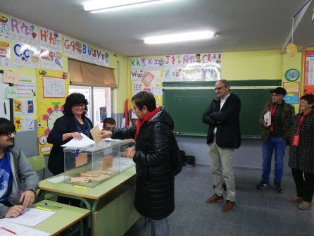 La candidata al Senado por el PSOE, Carmen Morán vota 