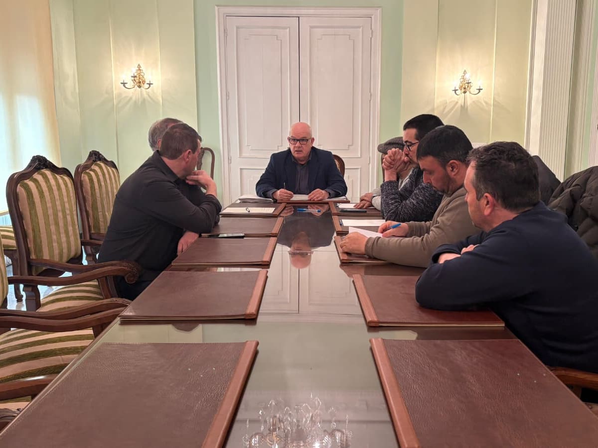 Agricultores y ganaderos deciden este domingo si abandonan la A-52