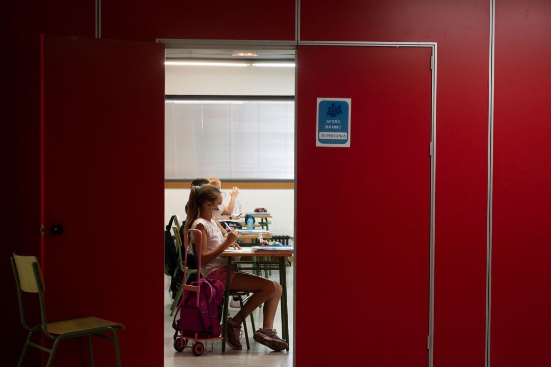 Imagen de un aula de un colegio durante la pandemia del coronavirus