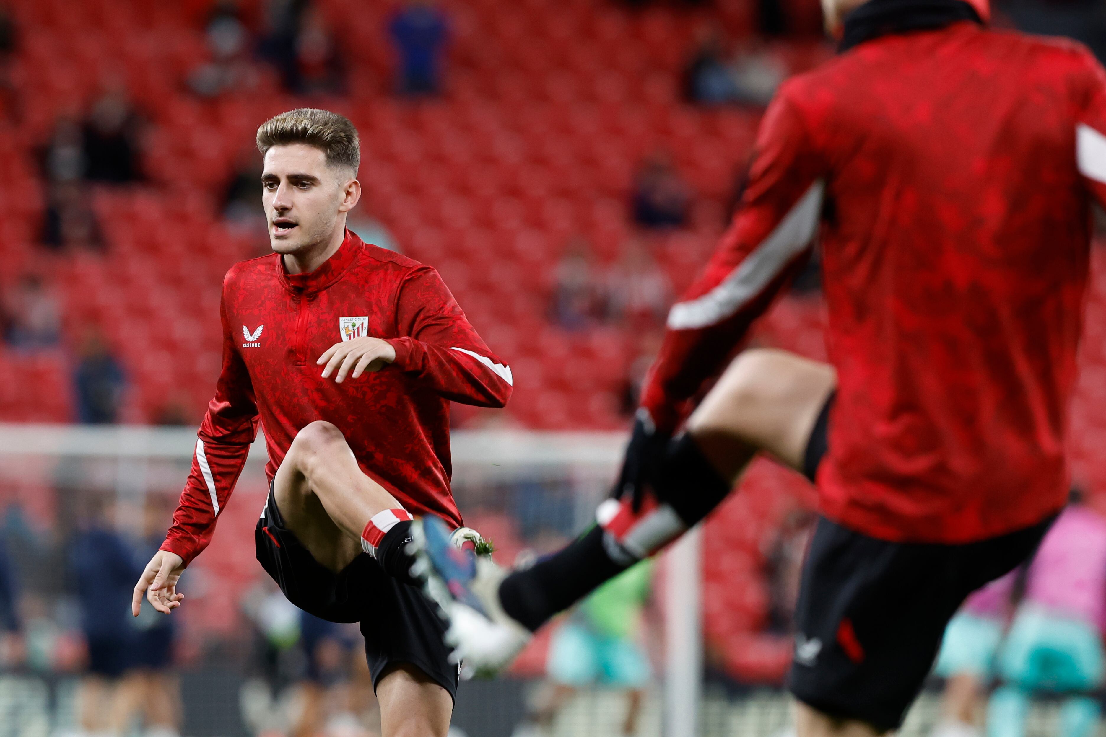 Robert Navarro calienta junto a sus compañeros antes de comenzar un partido con el Athletic