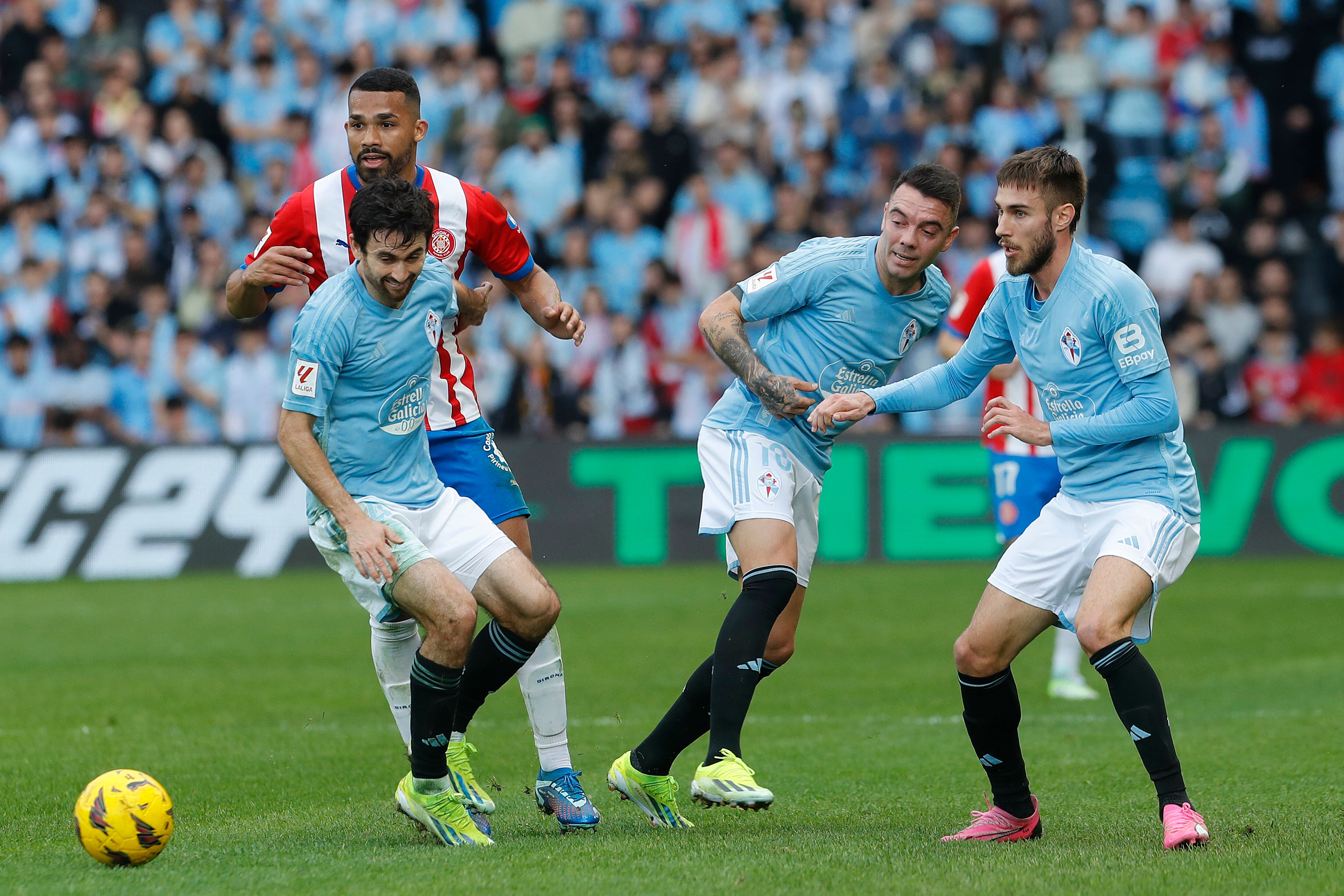 Vigo(Pontevedra)28/01/2024.- El centrocampista argentino del Celta de Vigo Cervi (i) disputa ante Yangel Herrera (i detrás) centrocampista venezolano del Girona durante el partido de Liga correspondiente a la jornada 22 que ambos clubes disputan este domingo en el estadio Balaidos de Vigo. EFE / Salvador Sas
