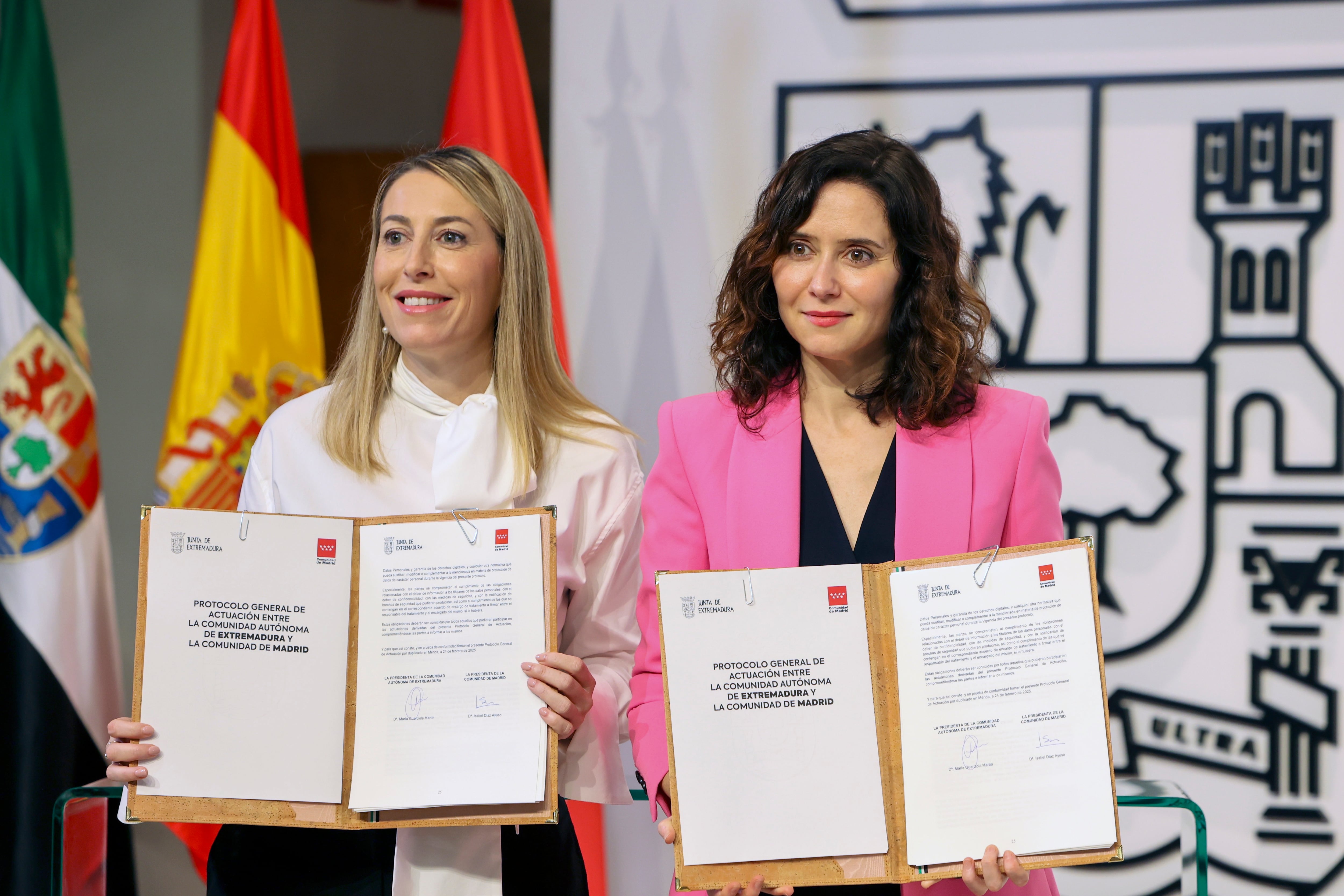 MÉRIDA, 24/02/2025.- La presidenta de la Junta de Extremadura, María Guardiola (i), y la presidenta de la Comunidad de Madrid, Isabel Díaz Ayuso (i), firman un protocolo de colaboración entre ambas administraciones, este lunes, en Mérida. EFE/ Jero Morales
