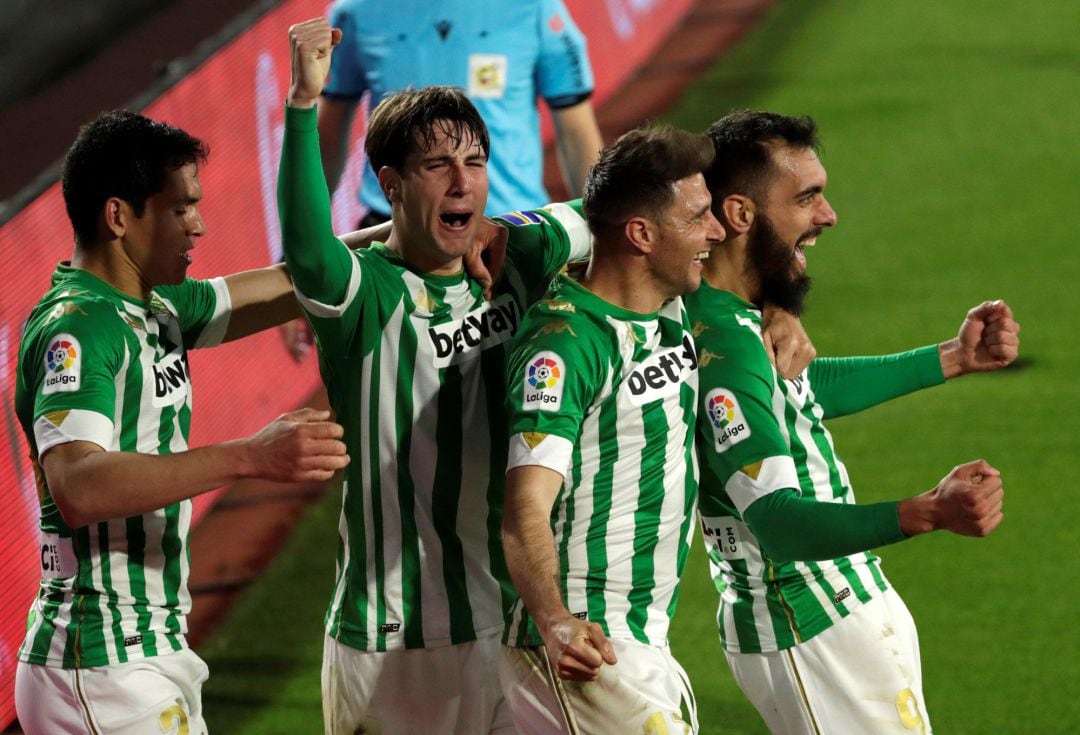 GRAF1243. SEVILLA.- El delantero del Real Betis Borja Iglesias (d) celebra con sus compañeros tras marcar el 3-2 ante el Deportivo Alavés, durante el partido correspondiente a la jornada 26 de LaLiga que estos dos equipos juegan esta noche en el estadio B