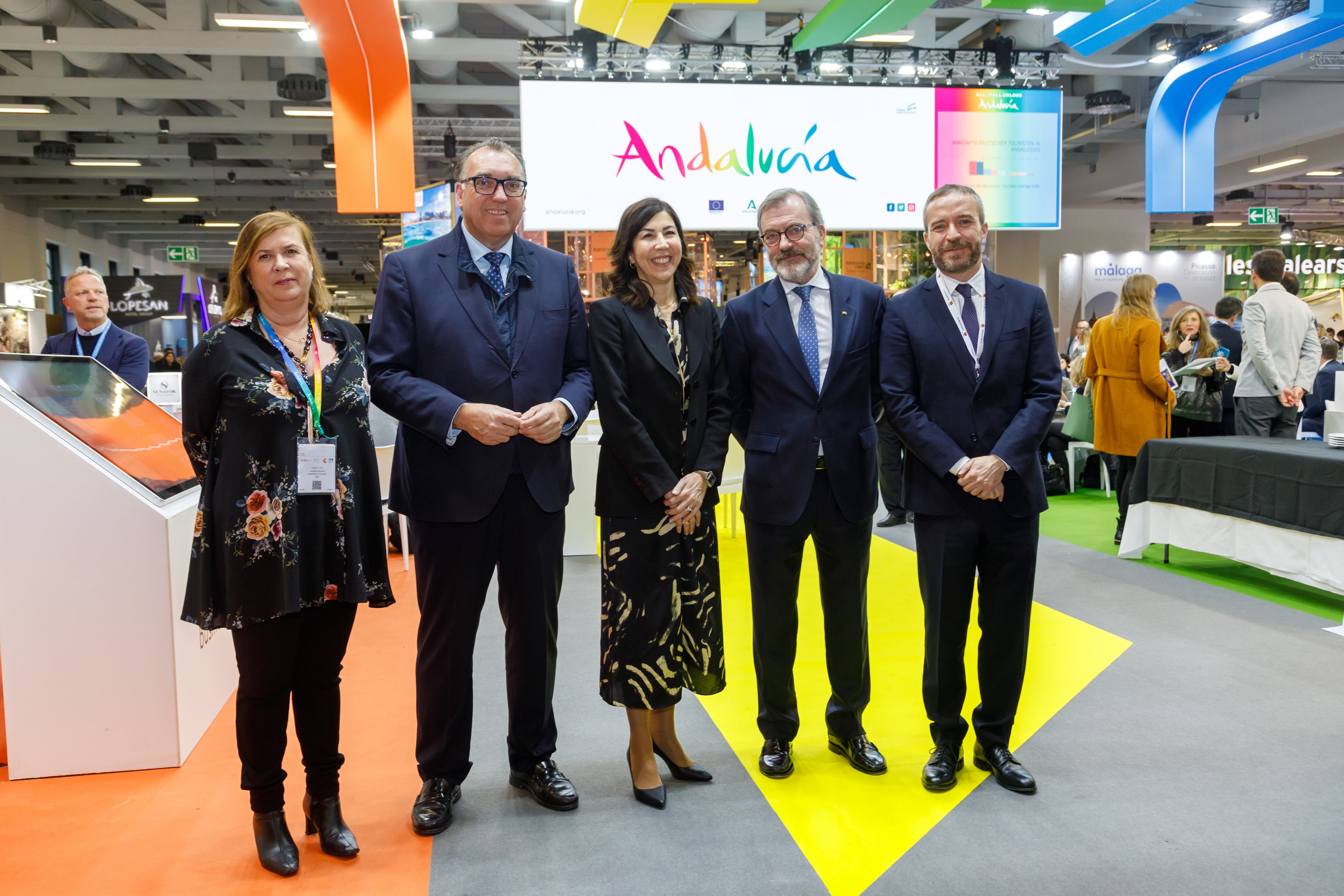 BERLÍN, 07/03/2023.-El Consejero de Turismo de la Junta de Andalucía Arturo Bernal, con Rosa Ana Morillo Rodríguez, Secretaria de Estado de Turismo, y Ricardo Martínez Vázquez, embajador de España en Alemania, acompañados por Yolanda de Aguilar (i), Secretaria General de Turismo de la Junta de Andalucía, y Lisardo Morán (d), Director Gerente de Turismo Andaluz, visitan los expositores andaluces en el stand de Andalucía en la feria de turismo ITB 2023 en Berlín este martes. EFE/Patricia Sevilla Ciordia
