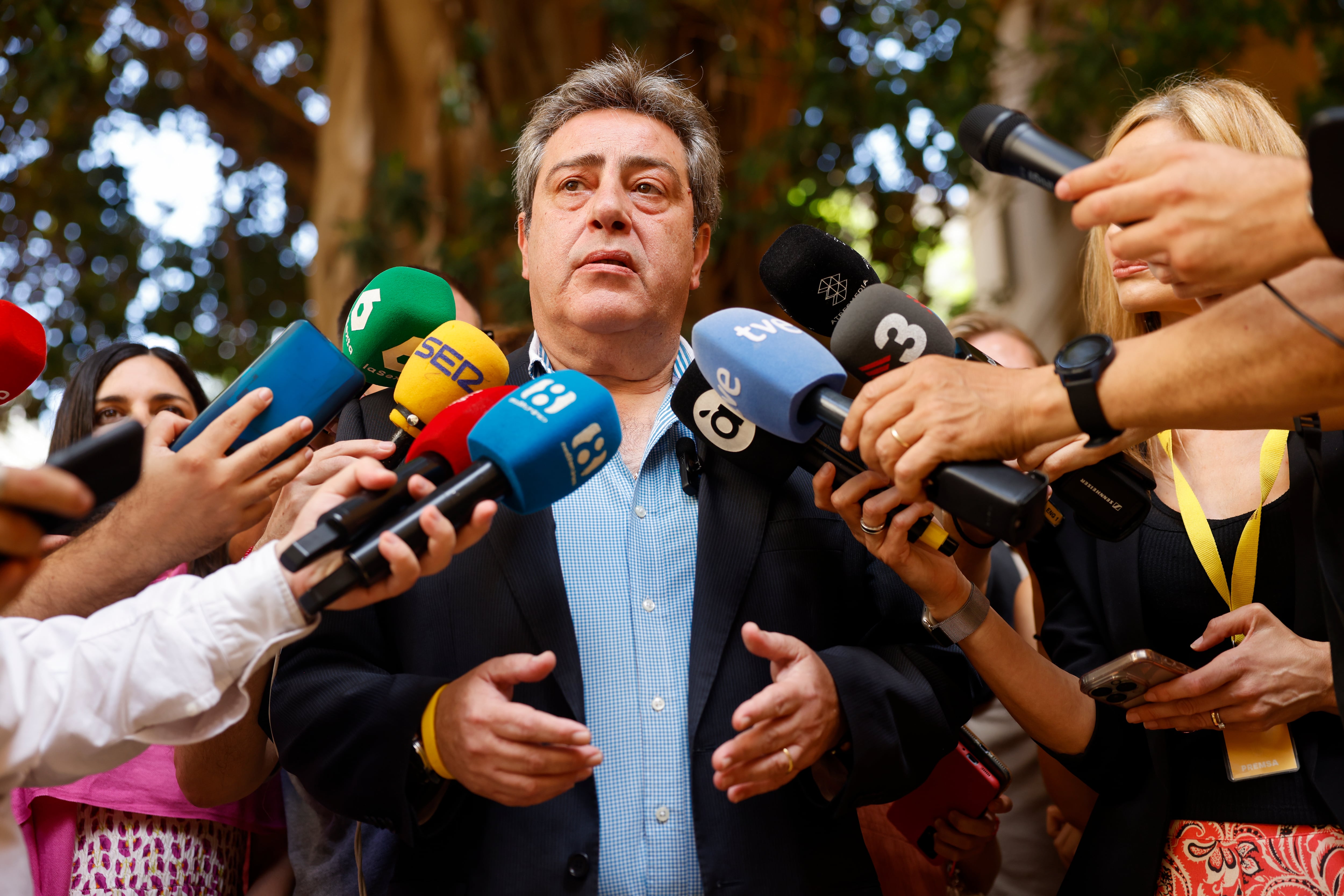 VALENCIA, 12/07/2024.- El síndic de Vox en Les Corts Valencianes, José María Llanos, ofrece una rueda de prensa sobre la decisión de su partido de romper el pacto de gobierno en la Generalitat, al igual que en el resto de las comunidades autónomas donde gobernaba, y para explicar las actuaciones que desarrollarán a partir de ahora, entre ellas, si deciden mantener la Presidencia de Les Corts. EFE/Ana Escobar
