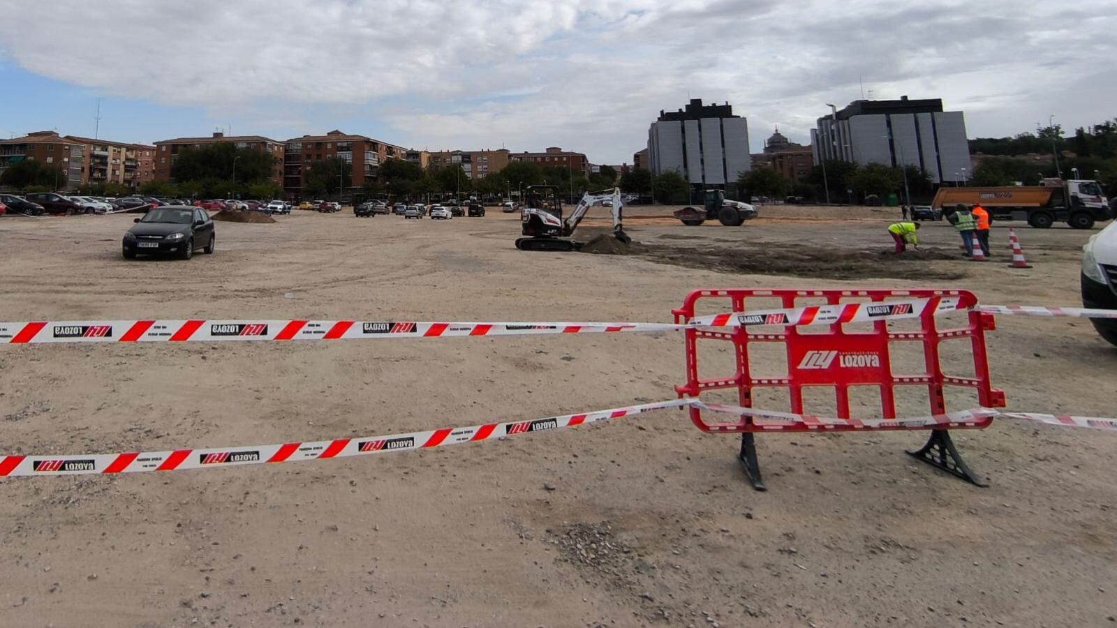 Imagen de las obras que se están acometiendo en la explanada del aparcamiento del barrio de Santa Teresa (Toledo)