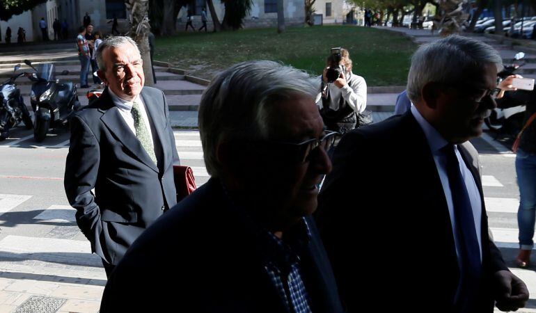 exdirector de la CAM, Roberto Lopez Abad (i), a su llegada a la Audiencia Provincial de Alicante opr el juicio por apropiación indebida y administración desleal 