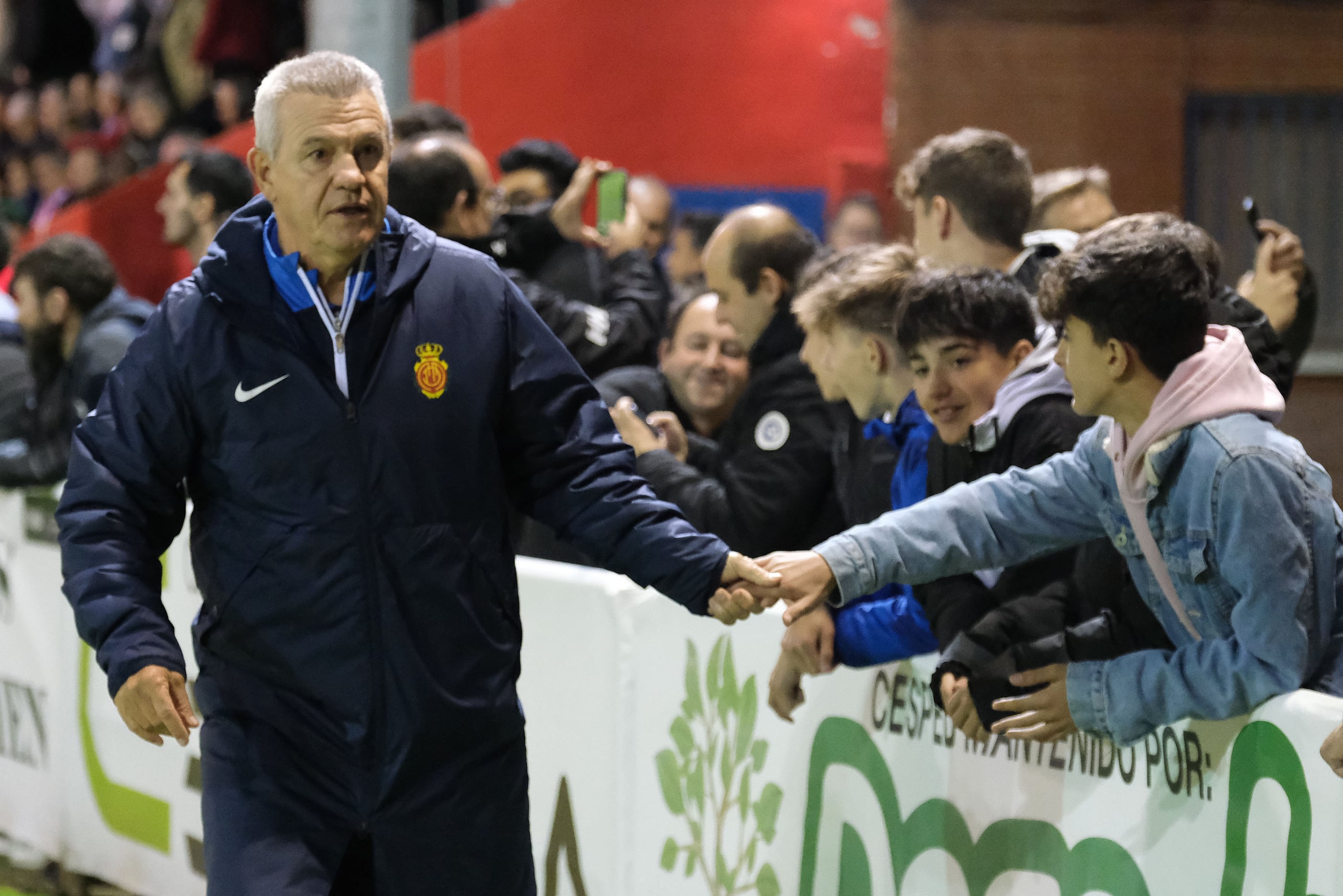 CALAHORRA (LA RIOJA), 12/11/2022.- El entrenador del Real Mallorca Javier Aguirre (i) durante el partido de primera eliminatoria de la Copa del Rey que disputan Autol y Real Mallorca este sábado en el campo La Planilla, en Calahorra. EFE/Raquel Manzanares.
