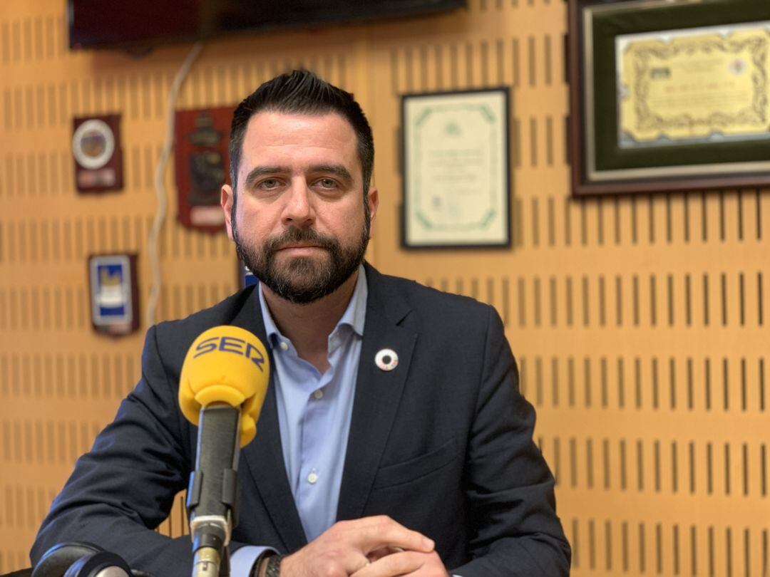 El delegado de la Zona Franca de Cádiz, Fran González, en los estudios de Radio Cádiz