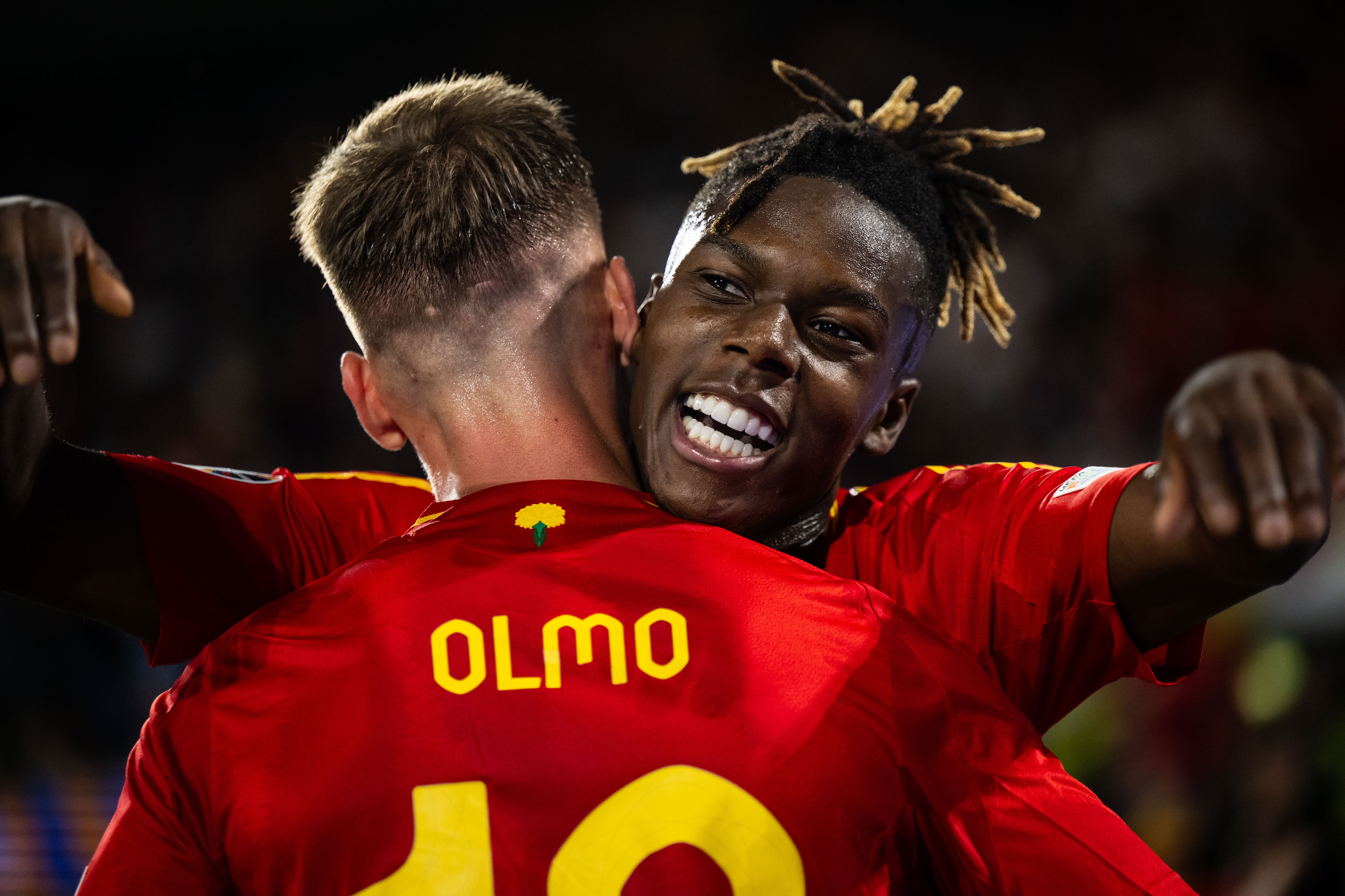 Nico Williams abraza a Dani Olmo durante un partido de la Eurocopa