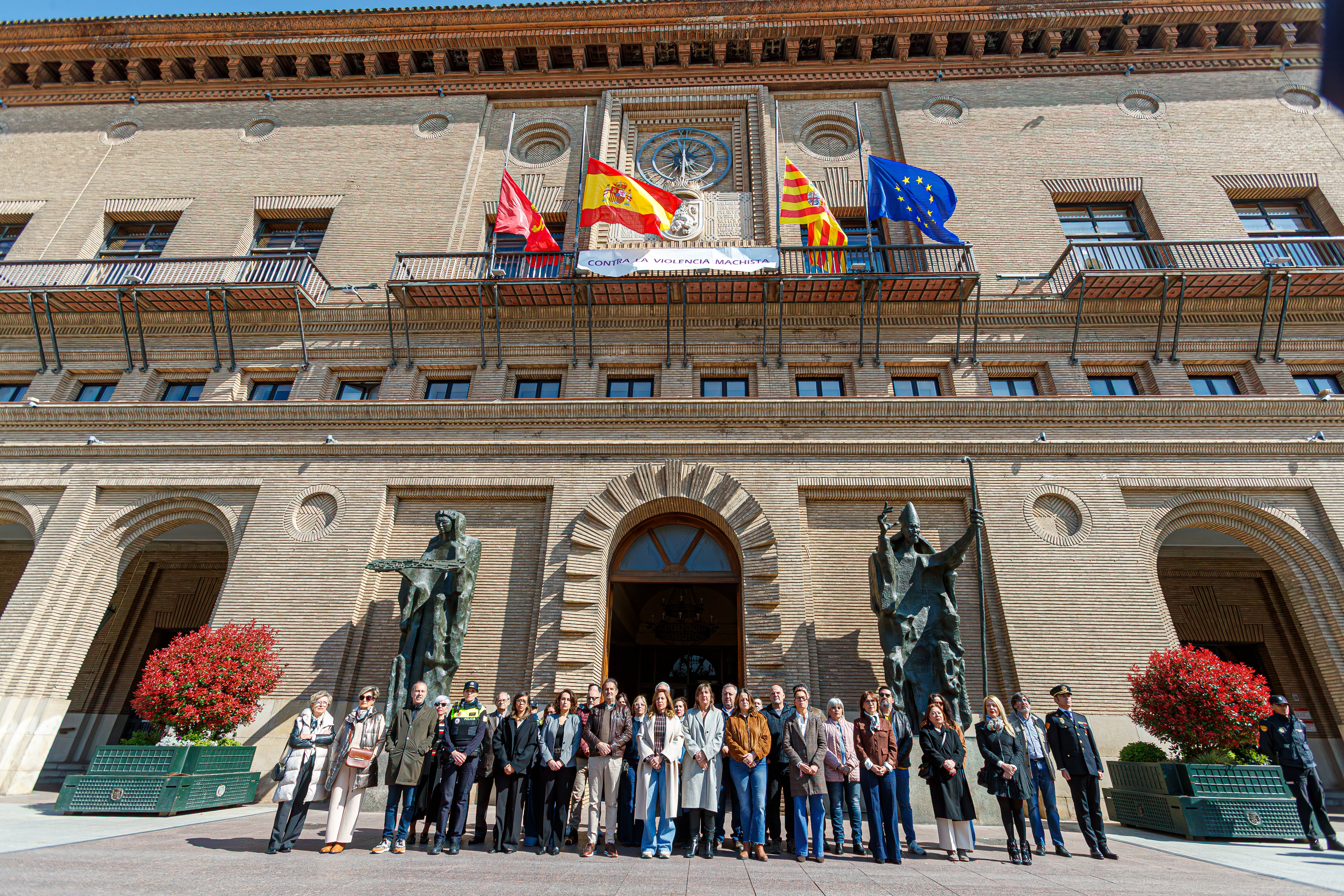 ZARAGOZA, 22/03/2026.- Gobierno de Aragón, Delegación del Gobierno de España, ayuntamiento de Zaragoza y Cortes de Aragón, han convocado, por separado, distintas concentraciones en repulsa por el asesinato de Silvia Alonso,ayer, por disparos de su expareja. En la imagen, el minuto de silencio convocado por el ayuntamiento de Zaragoza. EFE/Javier Belver