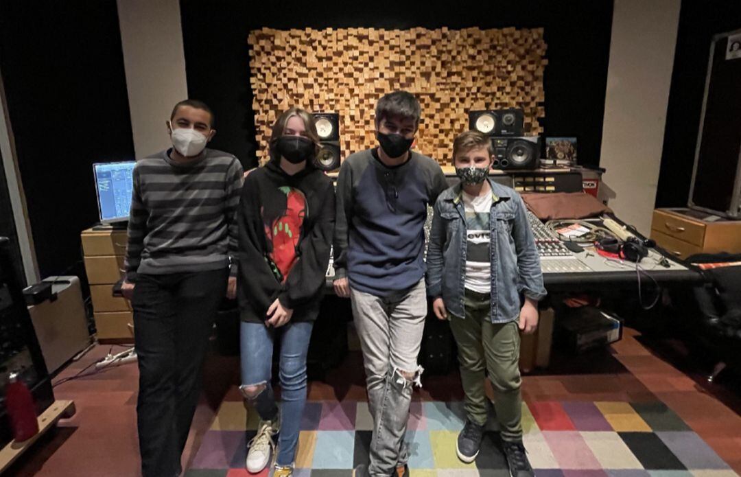 Los alumnos Pilar Torres y Carlos Flores, junto al productor Marc Dasousa en Atomic Studio