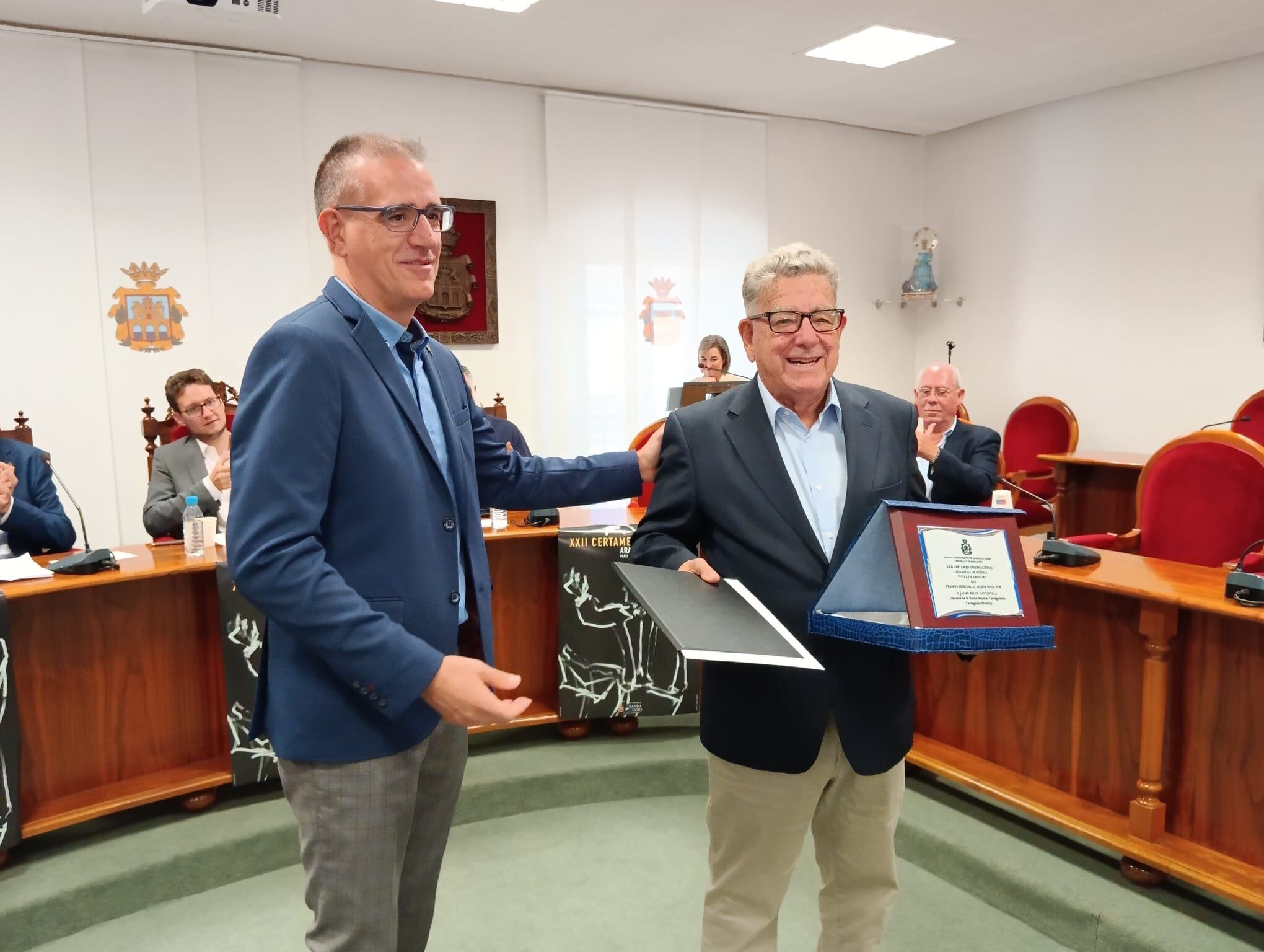 José Antonio Sánchez, presidente del Comité Técnico Organizador, entrega la placa y diploma a Jaime Belda como mejor director