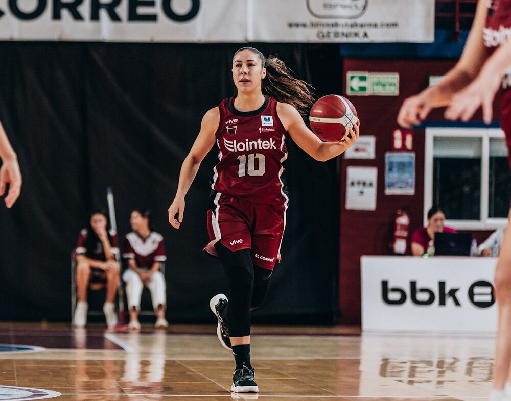 Laia Flores, durante un partido con el Lointek Gernika