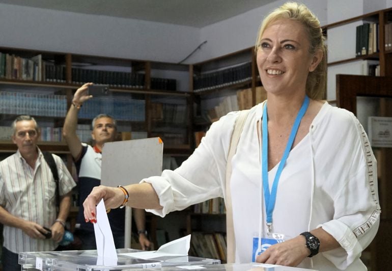 La candidata del PP al Congreso por la provincia de Málaga, Carolina España, ejerciendo su derecho al voto en un colegio electoral de Cerrado de Calderón