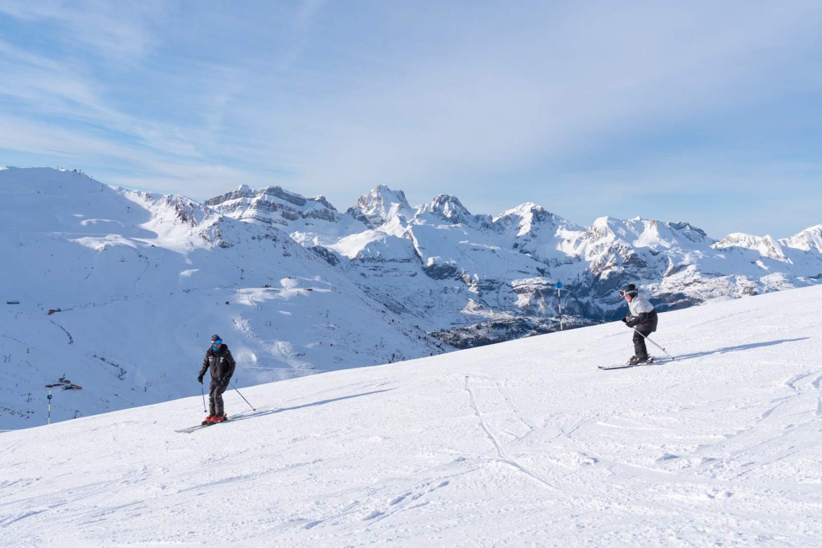 Esquiadores en la estación de esquí de Astún