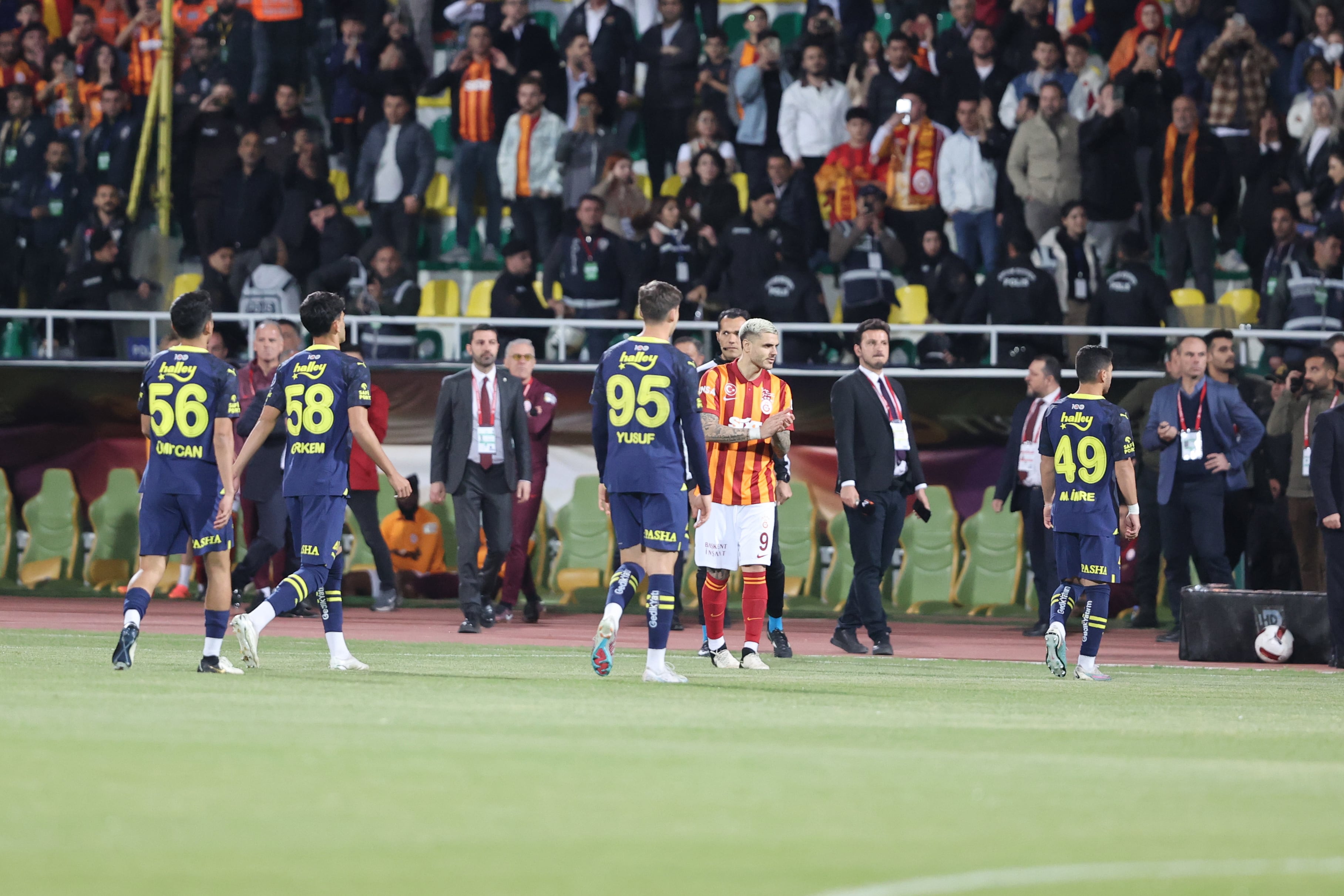 Los jugadores del Fenerbahce se retiran del campo tras el gol de Icardi. (Photo by Adsz Gunebakan/Anadolu via Getty Images)