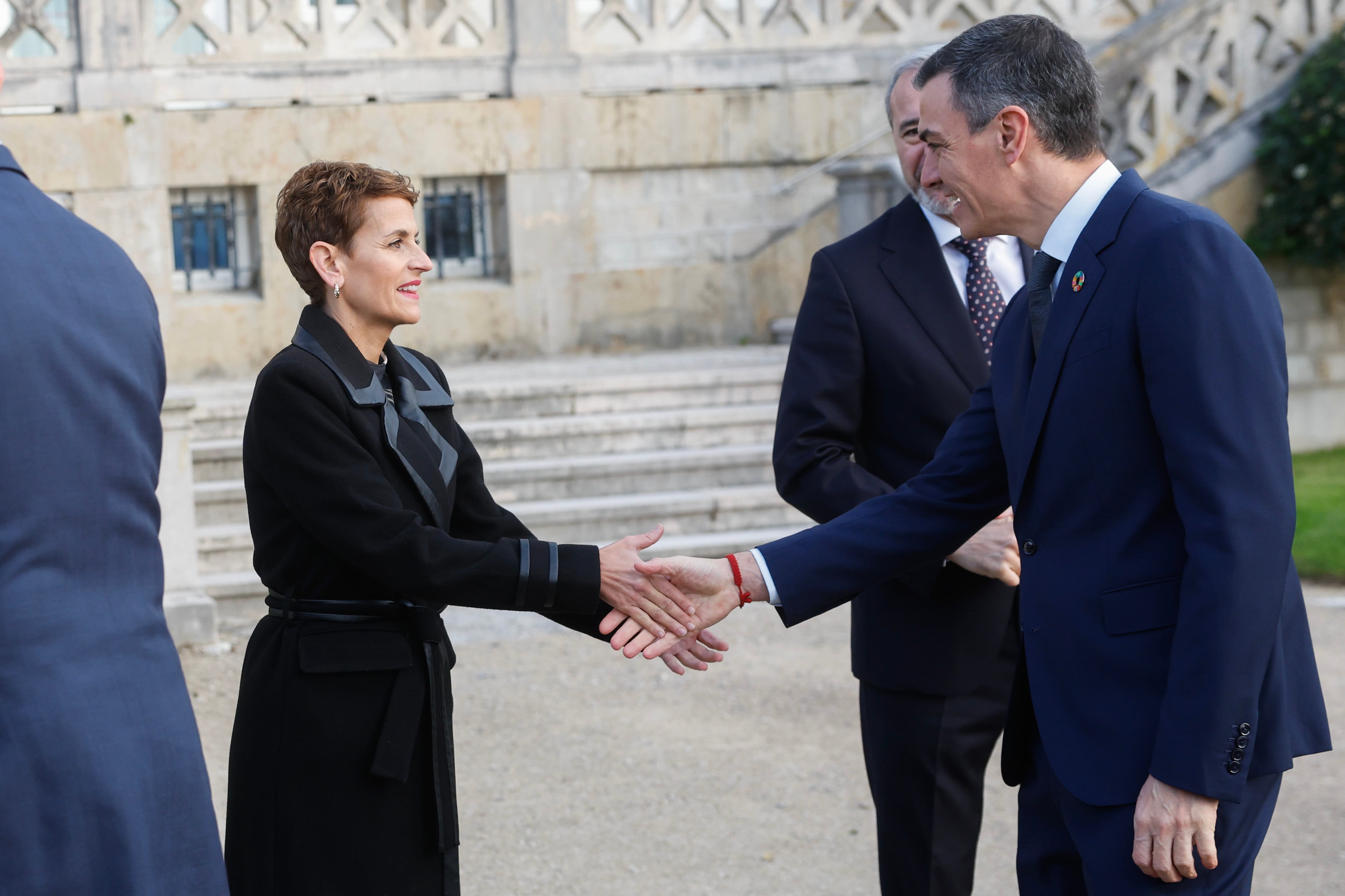 El presidente del Gobierno, Pedro Sánchez (d), saluda a la presidenta del Gobierno de Navarra, María Chivite, a su llegada al Palacio de la Magdalena de Santander para la XXVII Conferencia de Presidentes que se celebra este viernes