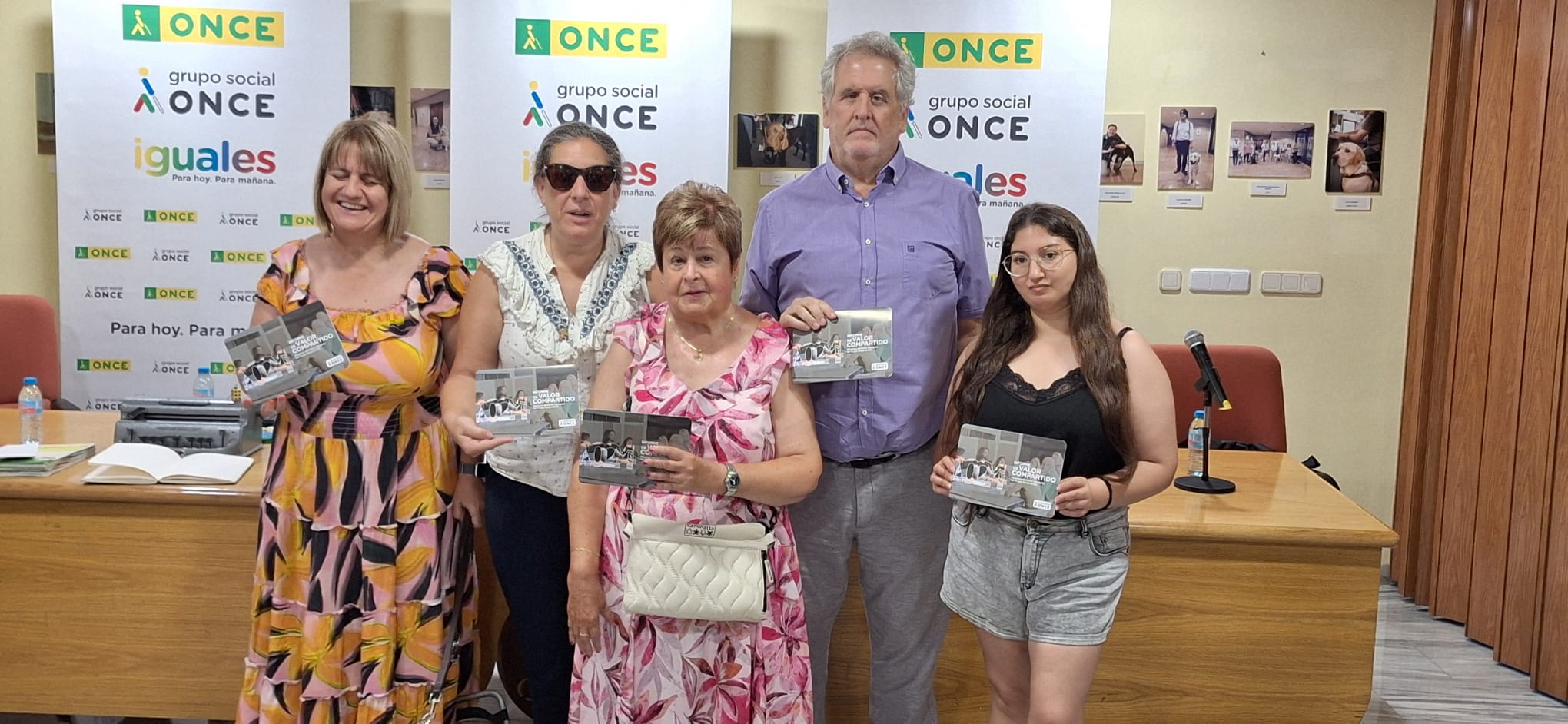El delegado de la ONCE en la Región de Murcia, Juan Carlos Morejón de Girón Bascuñana y la presidenta del Consejo Territorial, Teresa Lajarín Ortega, presentando los datos del Grupo Social ONCE durante 2024