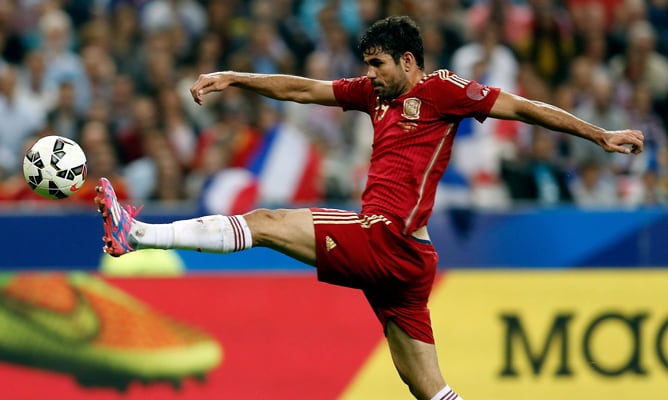 Diego Costa intentando controlar el balón en el amistoso ante Francia.