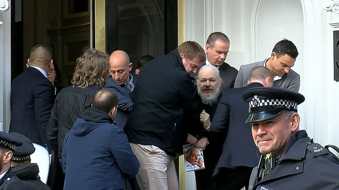 Imagen de un vídeo que muestra el momento de la detención de Julian Assange.