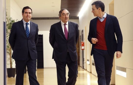 El secretario general del PSOE, Pedro Sánchez, junto al presidente de CEOE, Juan Rosell, y el de CEPYME, Antonio Garamendi.